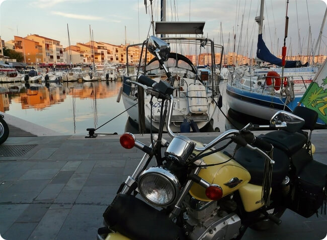 moto sur le port