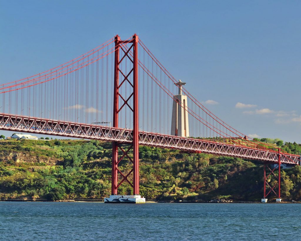 les plus belles routes du portugal en moto le ponte 25 abril