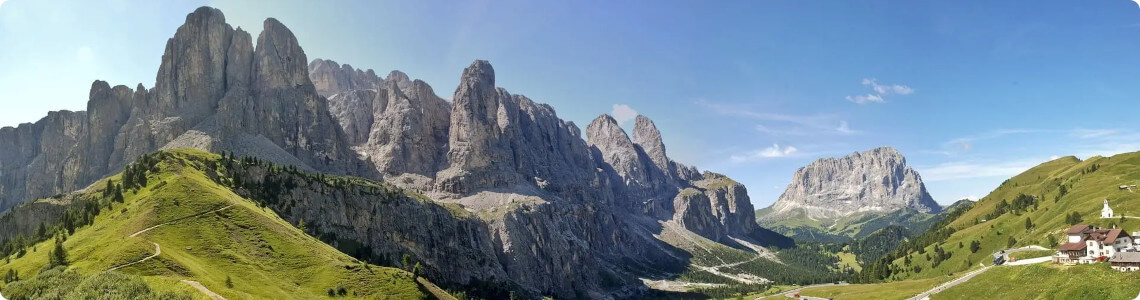 panaroma sur le col de val gardena dans les dolomites